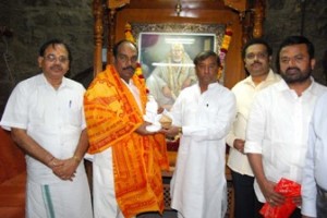 Union Minister Jagatrakshakan at Shirdi temple. Trustee Ashok Khambekar felicitated him