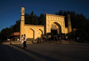Historic Kashgar mosque open for tourists, but not worshipers